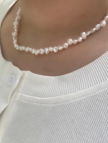 Nia Irregular Pearl Necklace