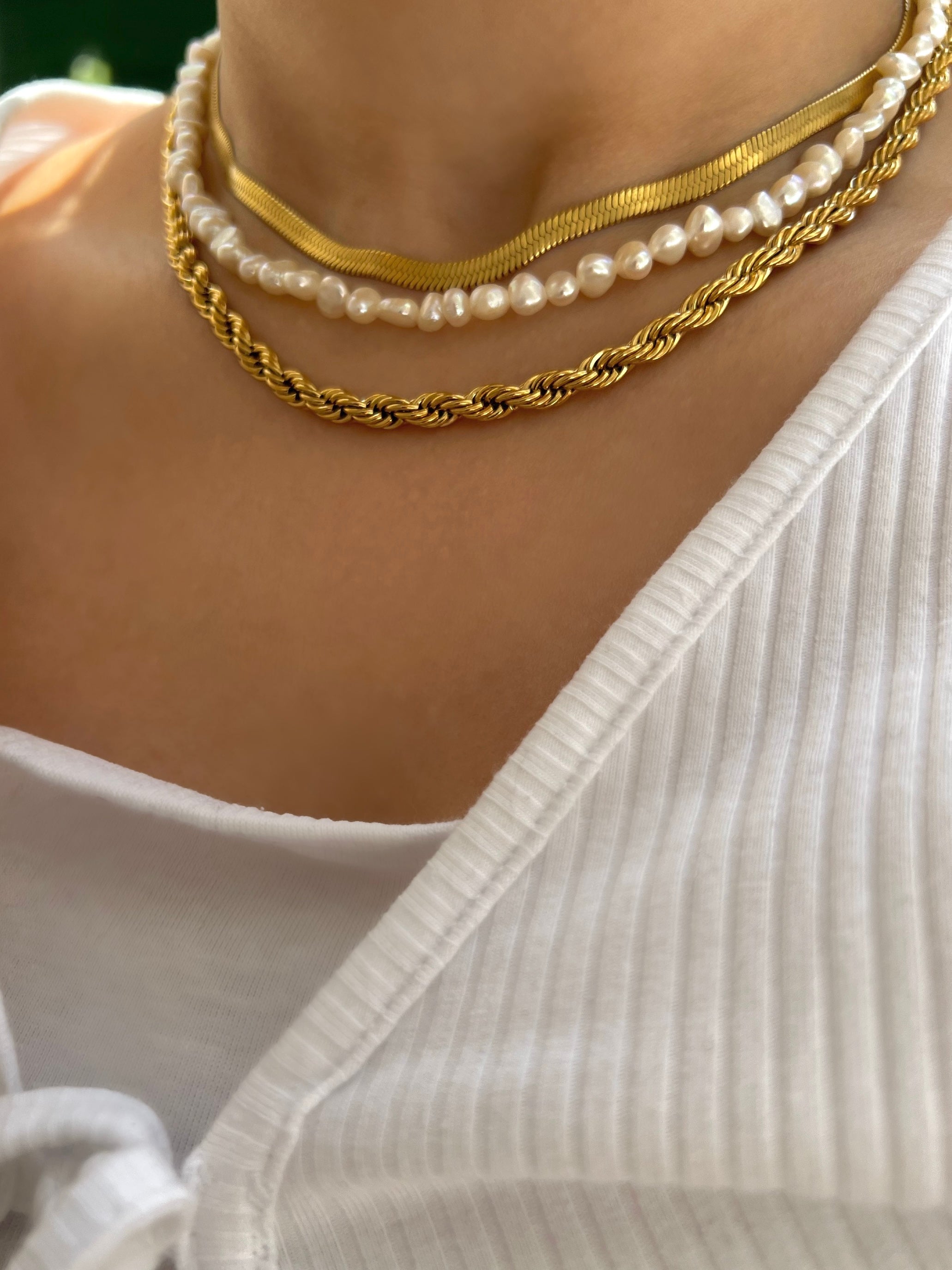 Nia Irregular Pearl Necklace